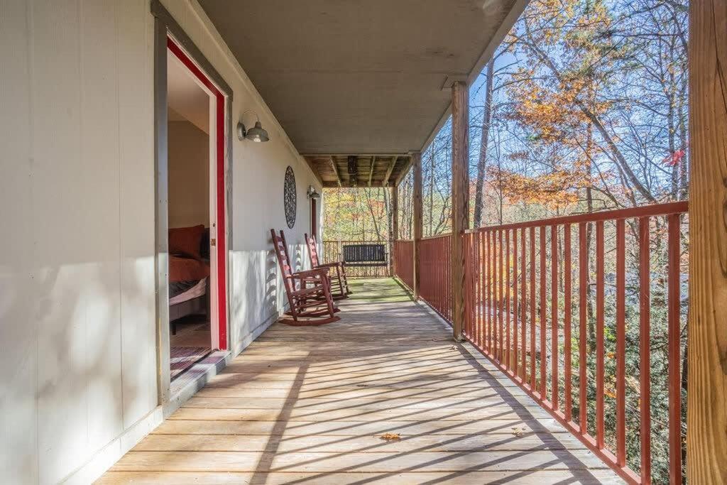 Sasquatch Lodge E Sleeps 13 Гатлинбург Экстерьер фото