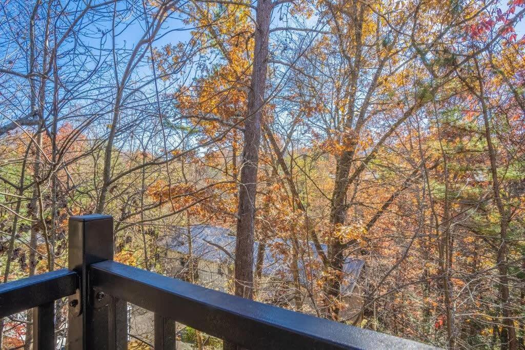 Sasquatch Lodge E Sleeps 13 Гатлинбург Экстерьер фото