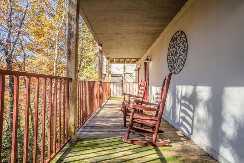 Sasquatch Lodge E Sleeps 13 Гатлинбург Экстерьер фото