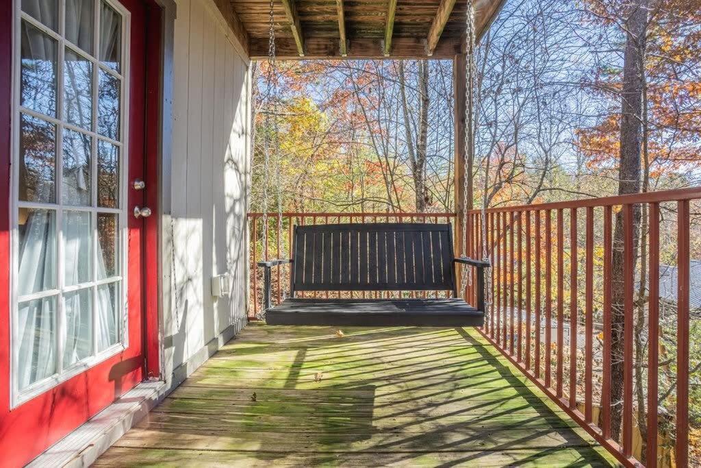 Sasquatch Lodge E Sleeps 13 Гатлинбург Экстерьер фото